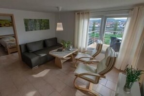 Freundliches Wohnzimmer des Ferienhauses, ausgestattet mit LCD-TV, Radio und Schlafcouch (Aufbettung +2).