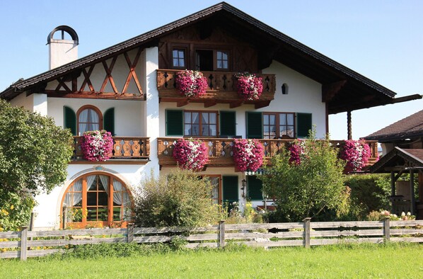 Haus Funk im Sommer - der obere Balkon gehört zu dieser Ferienwohnung