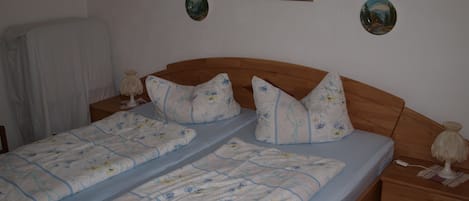 Schlafzimmer mit Doppelbett