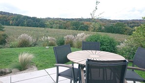 Terrasse mit Aussicht auf den Teutoburger Wald