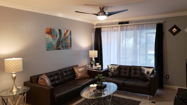 Wohnzimmer mit eleganter Ledercouch, LCD TV + Ventilator.