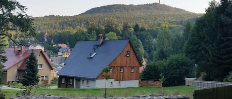 Blick zum Hochwald mit unserem Ferienhaus im Vordergrund