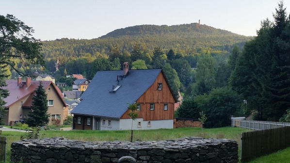 Blick zum Hochwald mit unserem Ferienhaus im Vordergrund