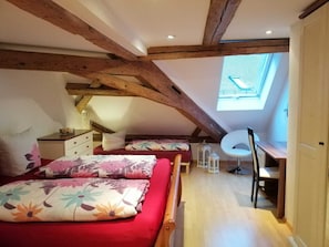 Schlafzimmer 2 = Doppelbett und Einzelbett mit großem Schrank 