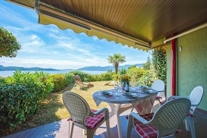 Ca. 20 m² große überdachte Terrasse mit herrlicher Sicht auf den See