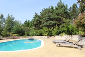 La piscine mesure 4x10 m