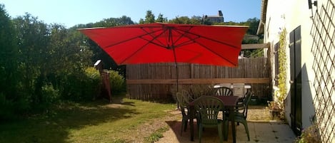 Le jardin avec sa terrasse.