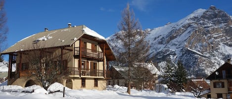 Vue sur les côtés Est et Sud du châlet à Noël et sur le Montbrison