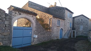 Gite en bout du mas (escalier, entrée indépendante et 2 chambres à l'étage)