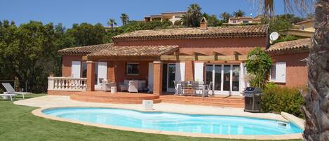 vue générale de la maison: terrasse piscine 