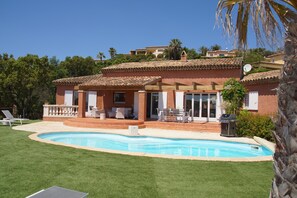 vue générale de la maison: terrasse piscine 