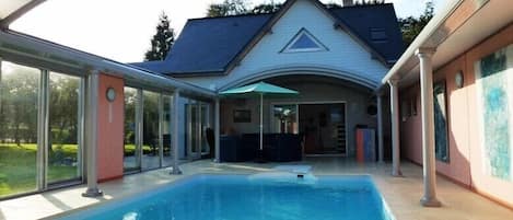 PISCINE AVEC DOME OUVERT