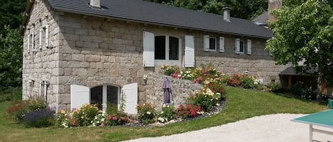 Vue du jardin en été