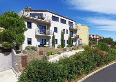 IN CERBERE, TERRACE SEA VIEW AND MOUNTAIN - APARTMENT Chic and design