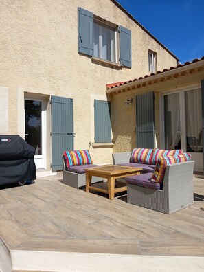 Terrasse du haut avec accès cuisine et chambre du rez-de-chaussée.