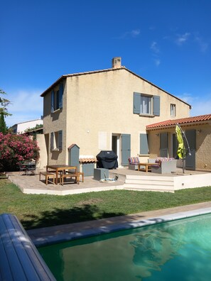 Façade Est de la maison, avec double terrasse.