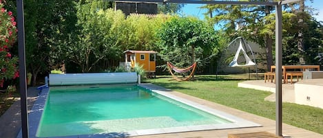 Piscine 10x4 avec plage immergée idéale pour les enfants en bas âge.  