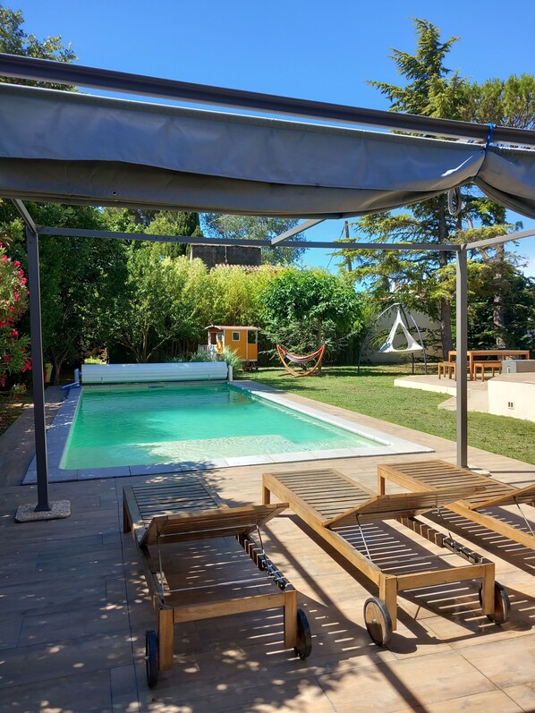 Piscine 10x4 avec plage immergée idéale pour les enfants en bas âge.  