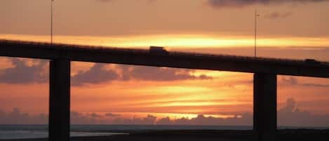 Pont de Noirmoutier au soleil couchant vu du logement