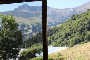 Baie vitrée séjour cuisine US du chalet donnant sur VALMOREL 