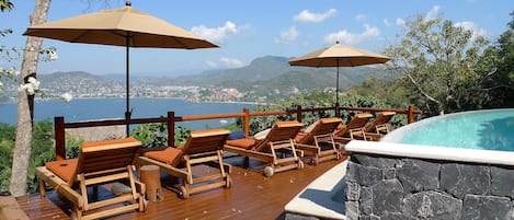 Bay view, infinity edge pool and sunshine, a great combination.