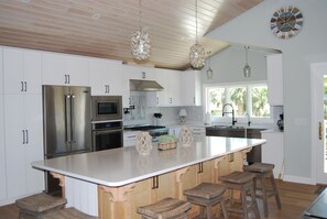 Main kitchen with beautiful island & 6 barstools