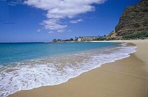 Aloha...you have found true paradise!

With Makaha Shores in the background.