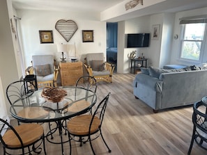 OPEN FLOOR PLAN
Surrounded by windows.
Tons of natural light and cross breezes.