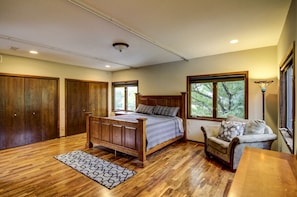 Spacious Master Bedroom-King Bed
