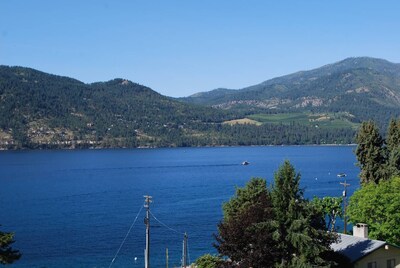 Stunning views, walk to wineries & downtown-pool & hot tub-luxury on Lake Chelan