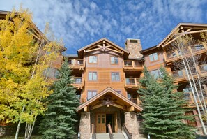 Entry to Mountain Thunder Lodge, fall