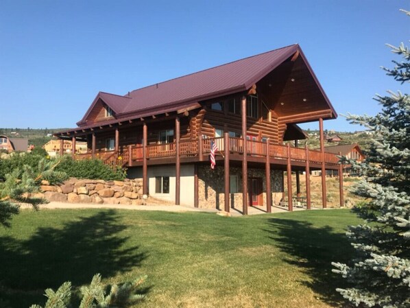 Rustic mountain lodge with spacious deck, perfect for relaxing and soaking in nature’s beauty