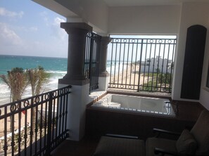 View to the South including private Jacuzzi
