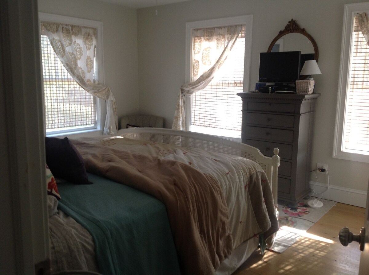 Bridgehampton Village, South 6 BR, Heated Gunite Pool. Gorgeous village oasis!