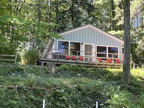Blue Cottage with deck overlooking lawn and beach