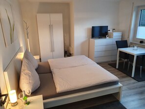 Bett, Kleiderschrank und Fernseher