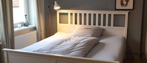 Wohn-Schlafzimmer mit komfortablem 180x200cm Bett der Fewo *Waterkant* 2.OG