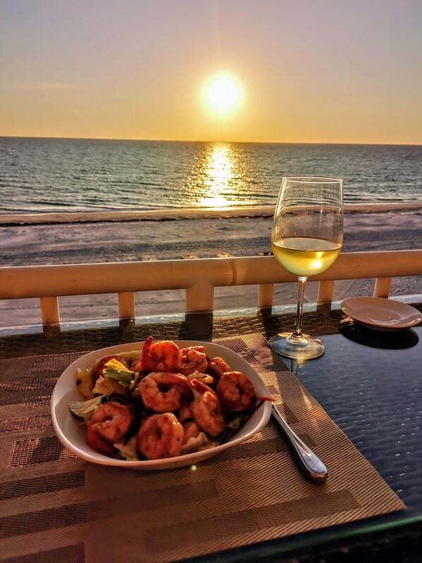 Beim Abendbrot, die schönsten Sonnenuntergänge geniessen.