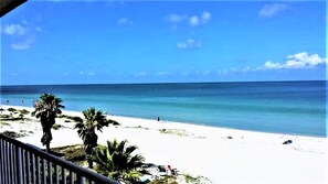 einmaliger Blick vom Balkon auf Strand und Meer