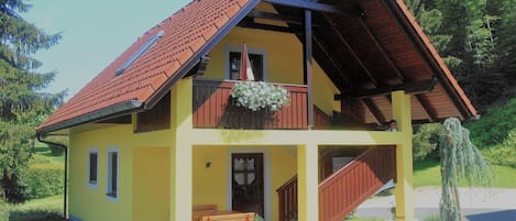 Das Ferienhaus mit den Apartments Terrasse und Balkon