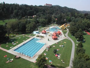 Zum Freibad Leibnitz am Fuße des Hügels sind es nur 500 Meter