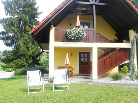 Das Ferienhaus mit den Apartments Terrasse und Balkon