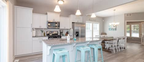 Beautiful open kitchen, cook for and sleeps 12, new build near beach and pool