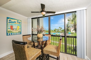 2-206 Lanai
