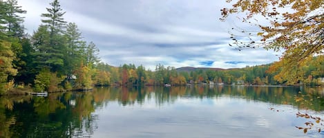 Enjoy southern Vermont's fall foliage on Lake Rescue. Classic farmhouse for 8.