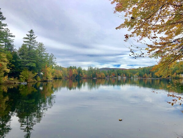 Enjoy southern Vermont's fall foliage on Lake Rescue. Classic farmhouse for 8.