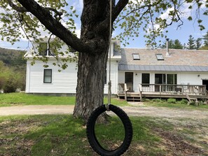 Classic Vermont Farmhouse on Lake Rescue
Built in 1900- Sleeps 8, Pet Friendly 