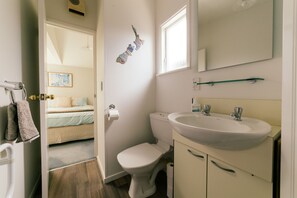 Manor Cottage bathroom