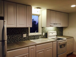1 bedroom Cottage new kitchen cabinets, designer backsplash countertop, new stov
