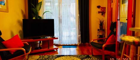 STUDIO LIVING ROOM